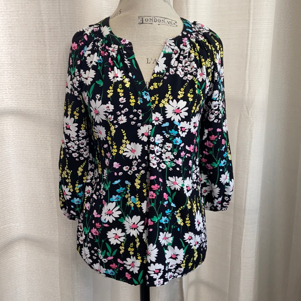 Crown & Ivy Spring Floral Top Medium M NWOT